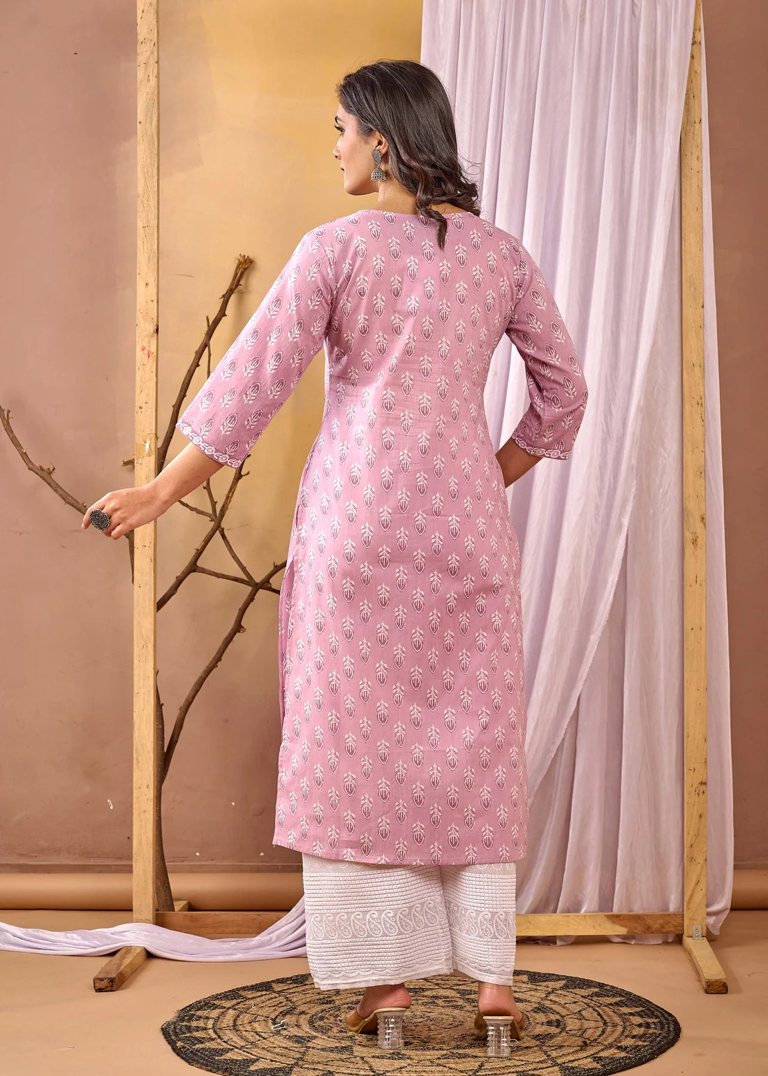 Women Mauve Printed Straight Kurta with Three Quarter Sleeves