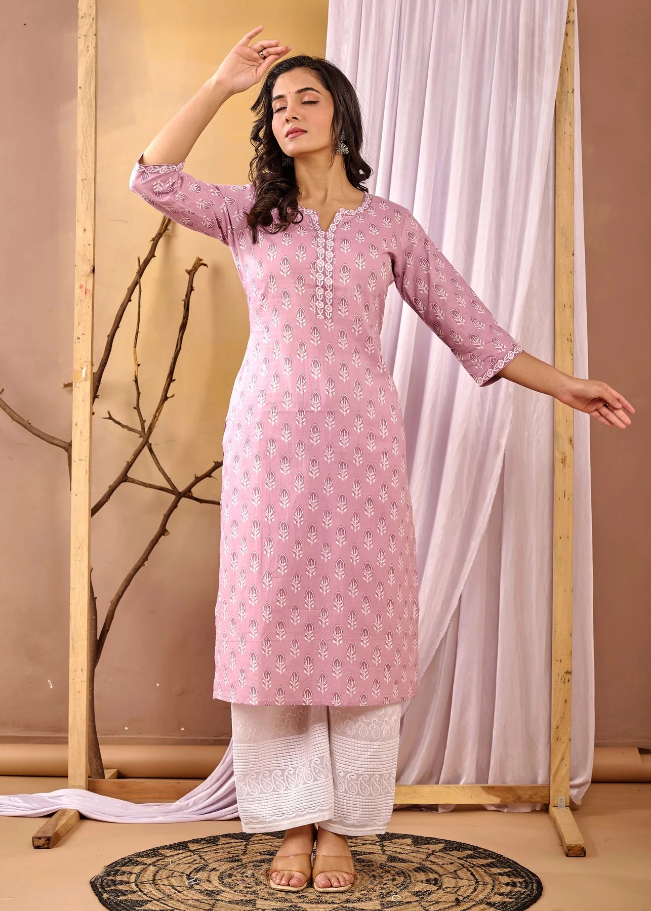 Women Mauve Printed Straight Kurta with Three Quarter Sleeves