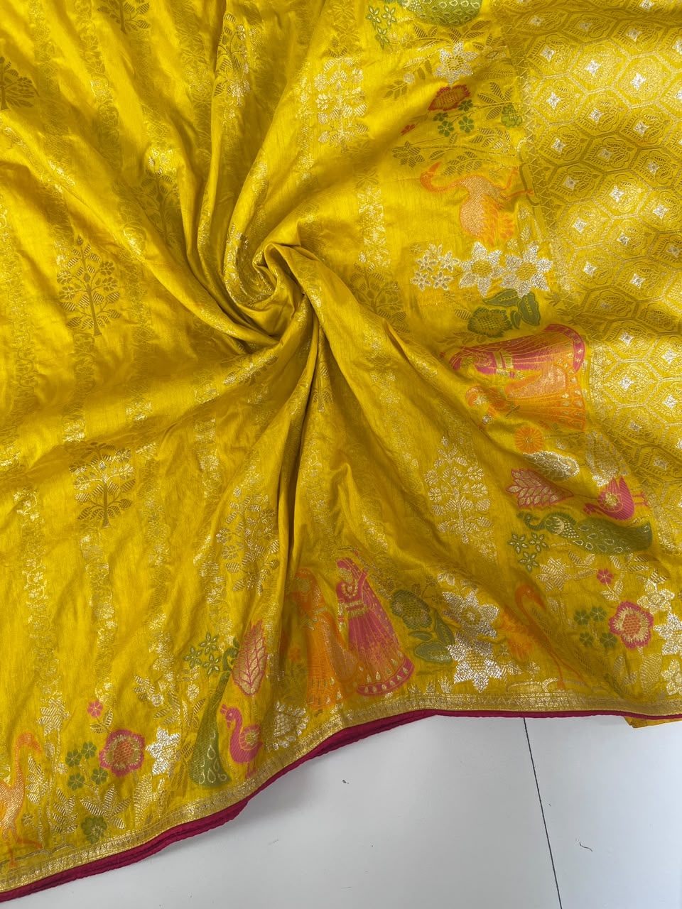 Faddism Heavy Dolla Silk Meenakari & Zari Weaving Saree